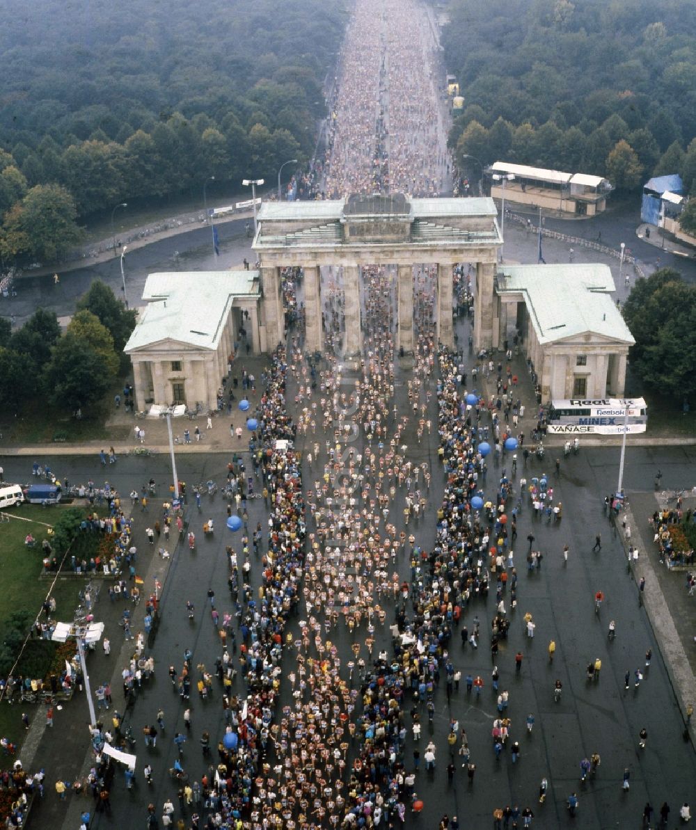 Berlin von oben - Erster Berlin-Marathon durch das Brandenburger Tor am Pariser Platz in Berlin Mitte