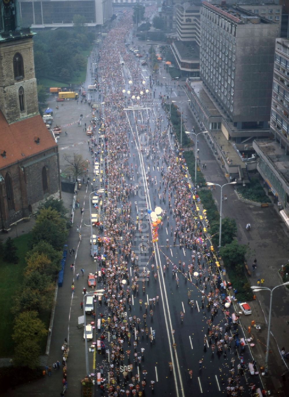 Luftbild Berlin - Erster Berlin-Marathon auf der Karl-Liebknecht-Straße in Berlin Mitte