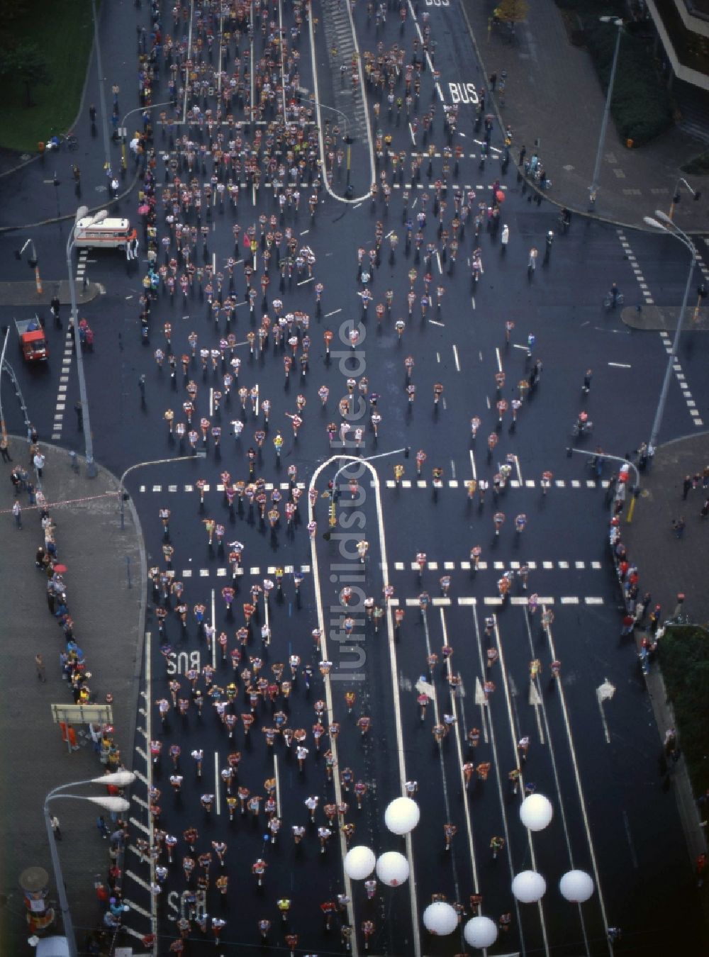 Luftaufnahme Berlin - Erster Berlin-Marathon auf der Karl-Liebknecht-Straße in Berlin Mitte