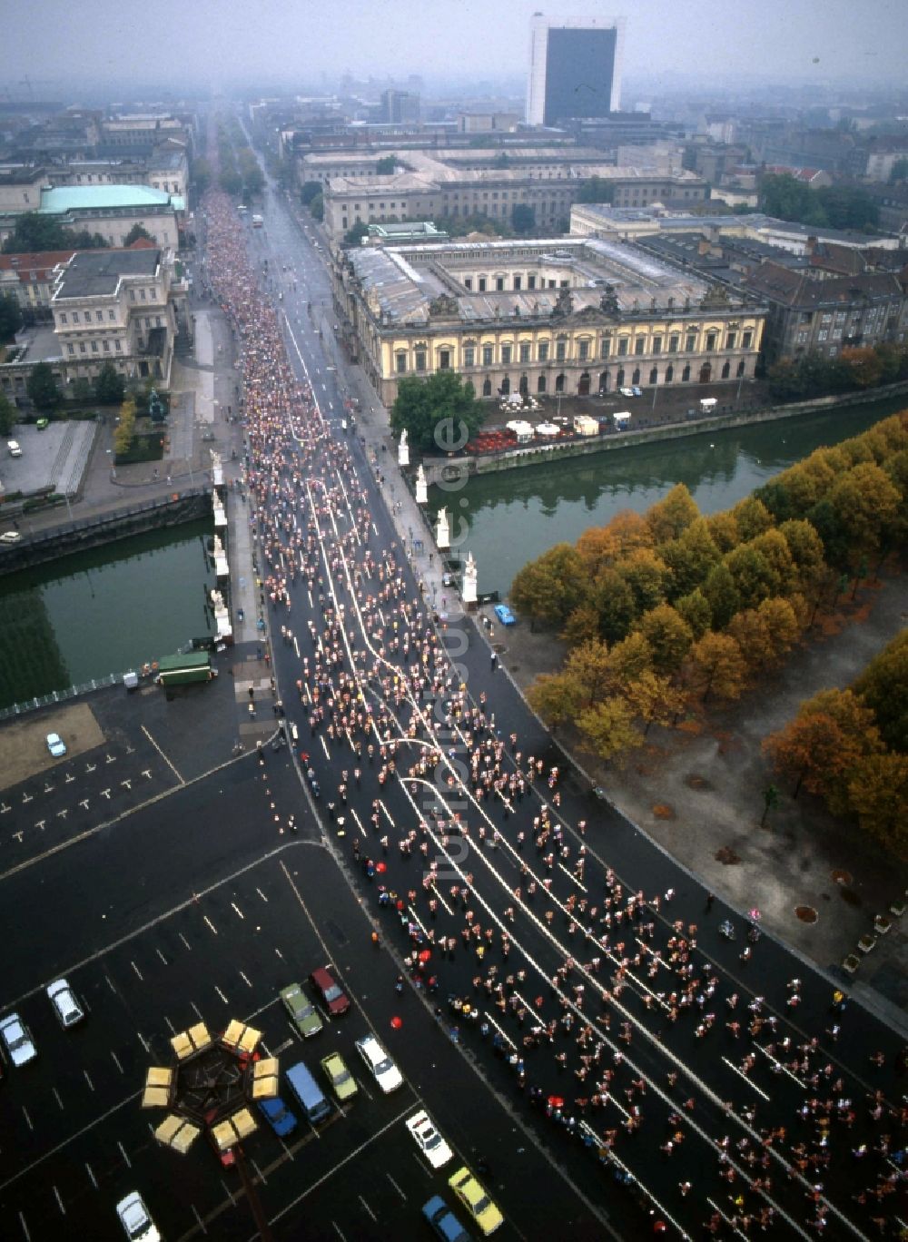 Berlin aus der Vogelperspektive: Erster Berlin-Marathon auf der Straße Unter den Linden - Karl-Liebknecht-Straße in Berlin Mitte