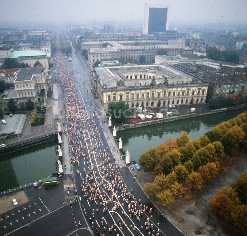 Luftbild Berlin - Erster Berlin-Marathon auf der Straße Unter den Linden - Karl-Liebknecht-Straße in Berlin Mitte