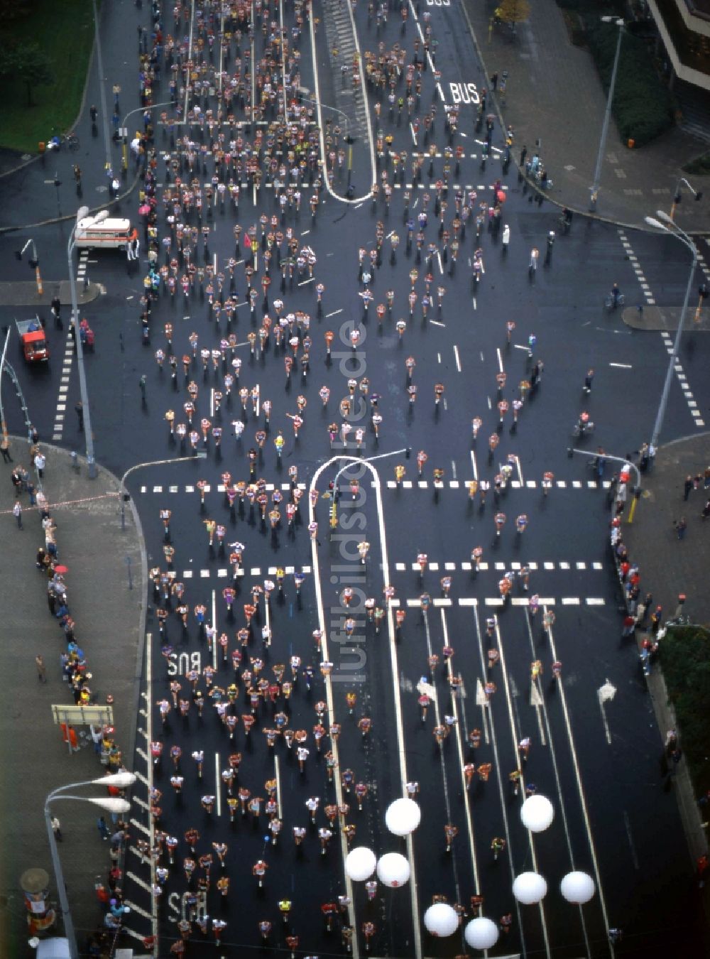 Berlin von oben - Erster Berlin-Marathon auf der Straße Unter den Linden - Karl-Liebknecht-Straße in Berlin Mitte