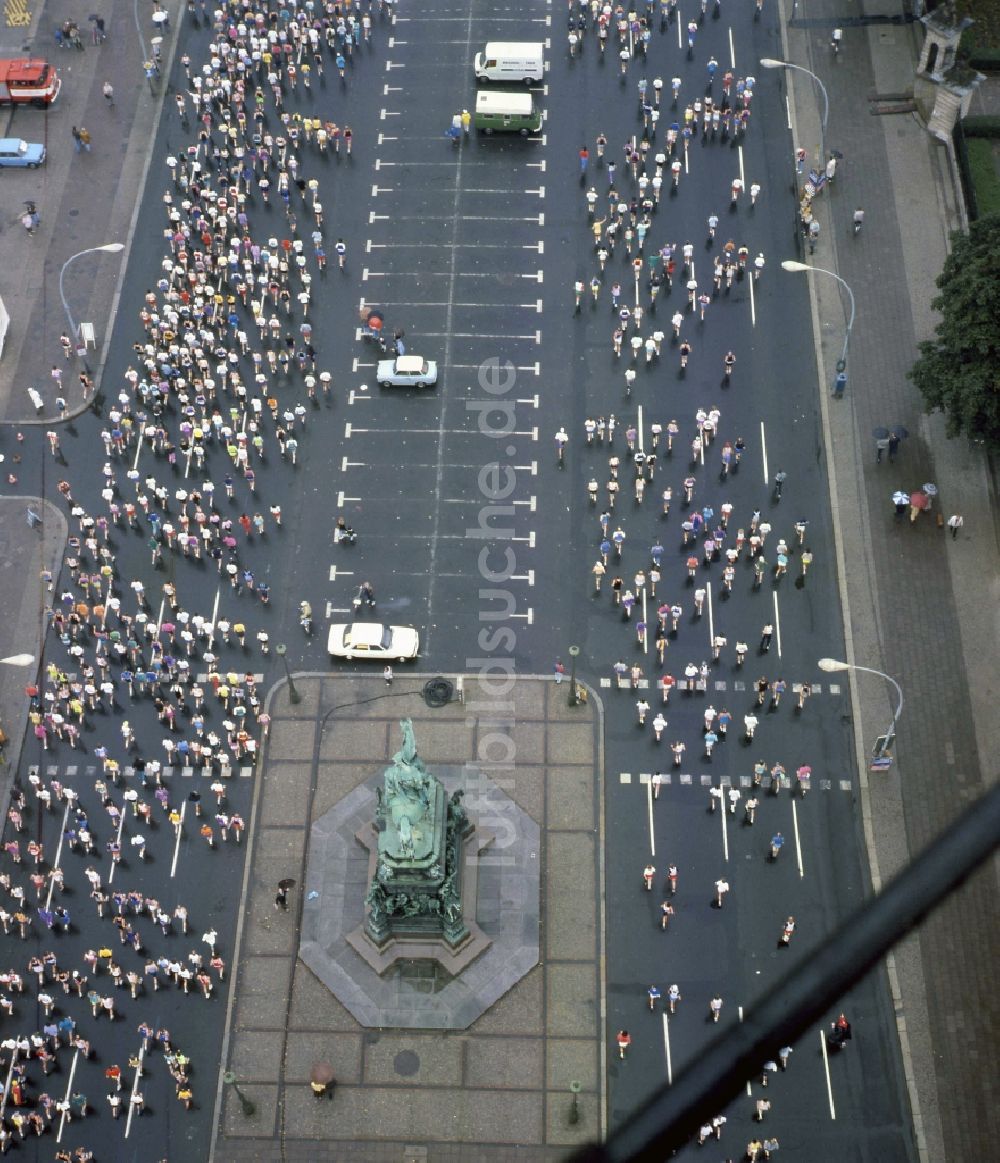 Berlin aus der Vogelperspektive: Erster Berlin-Marathon auf der Straße Unter den Linden - Karl-Liebknecht-Straße in Berlin Mitte