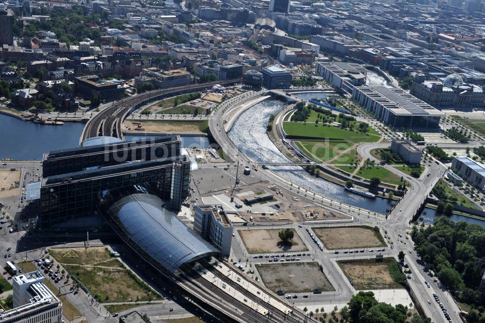 Berlin Moabit aus der Vogelperspektive: Erweiterung- und Bauflächen am Berliner Hauptbahnhof am Spreebogen im Tiergarten