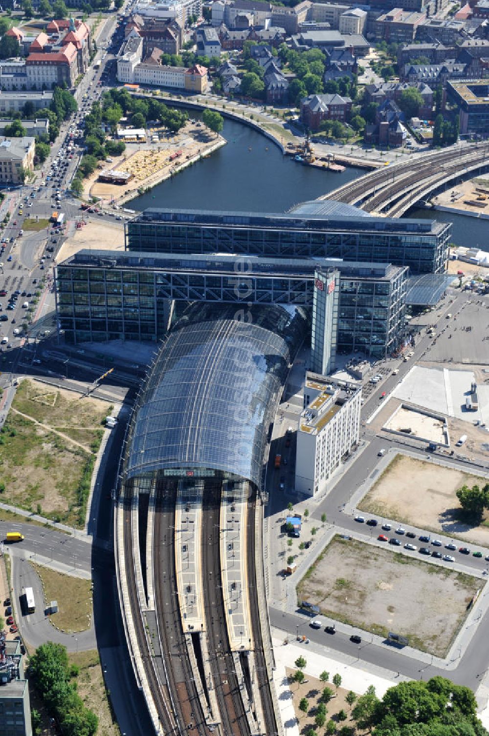 Berlin Moabit aus der Vogelperspektive: Erweiterung- und Bauflächen am Berliner Hauptbahnhof am Spreebogen im Tiergarten