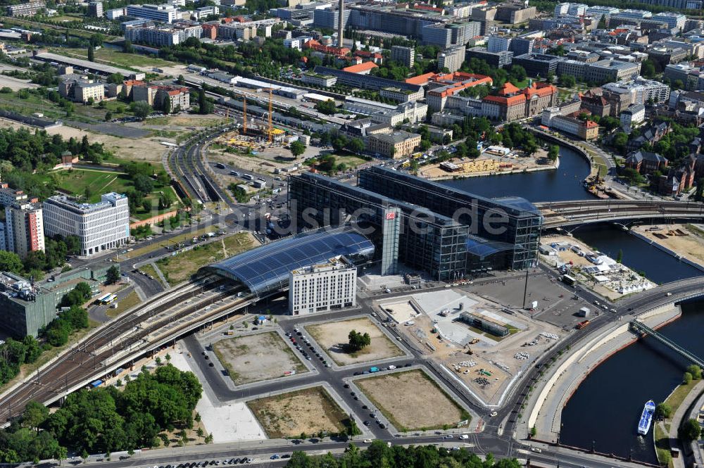 Berlin Moabit aus der Vogelperspektive: Erweiterung- und Bauflächen am Berliner Hauptbahnhof am Spreebogen im Tiergarten