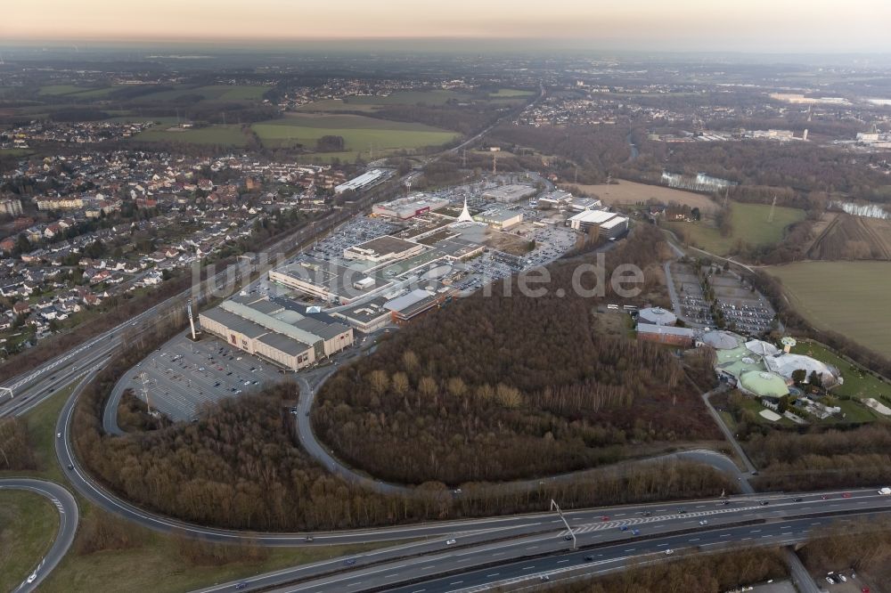 Bochum aus der Vogelperspektive: Erweiterung und Umbau des Einkaufszentrum an der A40 Ruhrpark in Bochum im Bundesland Nordrhein-Westfalen NRW