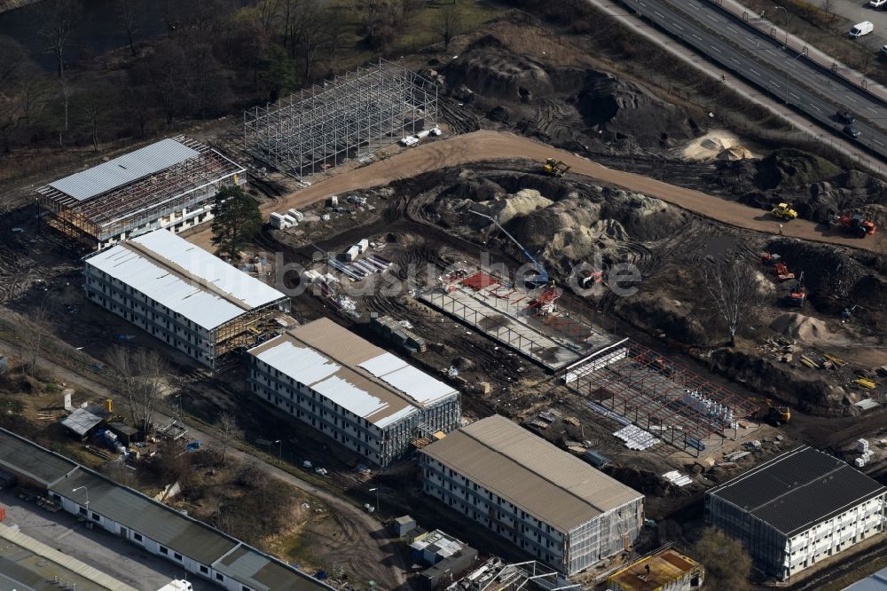 Berlin aus der Vogelperspektive: Erweiterungs- Baustelle Containerunterkunft für Flüchtlinge in Berlin Neukölln