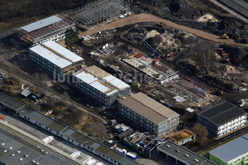 Luftbild Berlin - Erweiterungs- Baustelle Containerunterkunft für Flüchtlinge in Berlin Neukölln