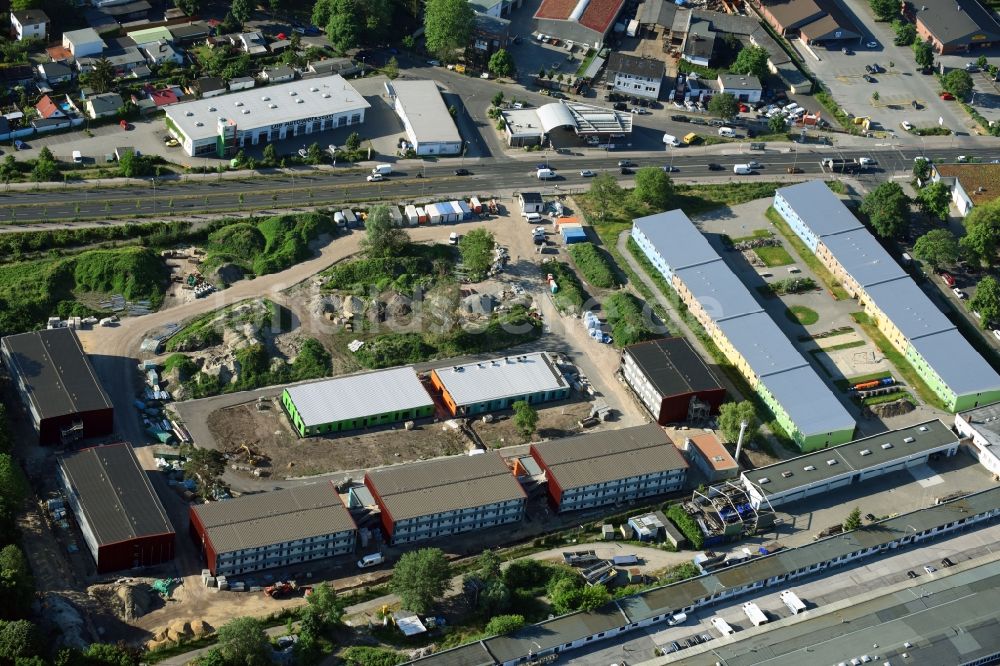 Luftaufnahme Berlin - Erweiterungs- Baustelle Containerunterkunft für Flüchtlinge in Berlin Neukölln