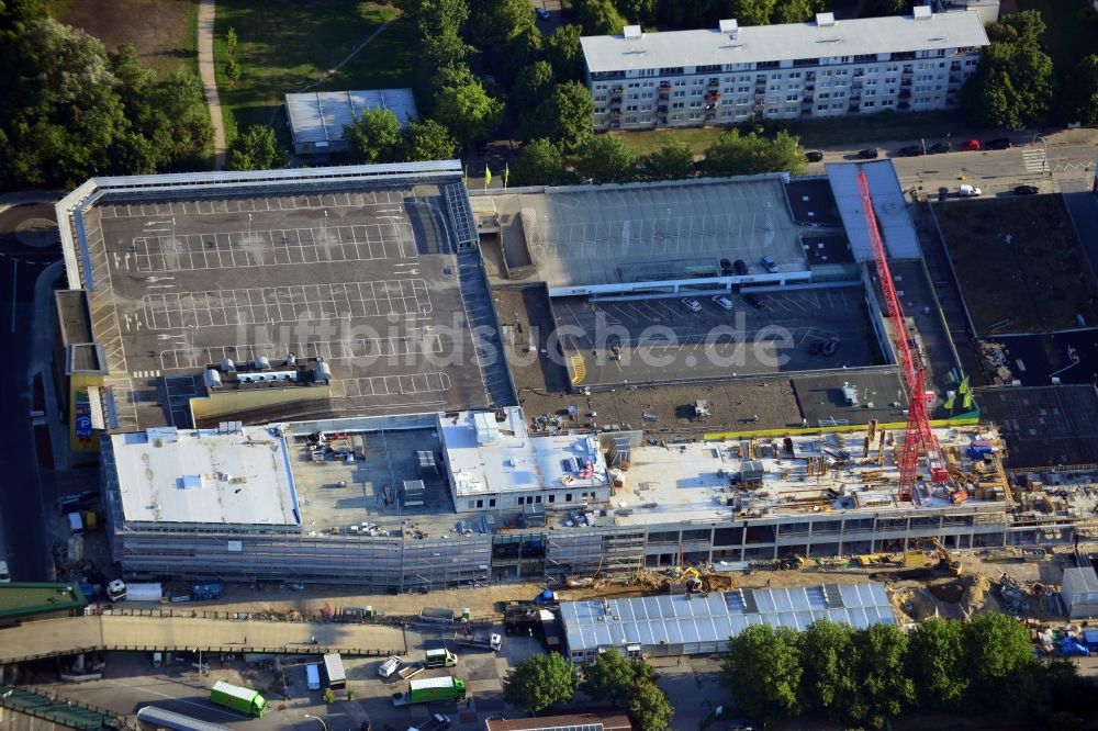 Hamburg Wilhelmsburg aus der Vogelperspektive: Erweiterungs - Baustelle am Einkaufszentrum Marktkauf am Wilhelm-Strauß-Weg in Hamburg - Wilhelmsburg