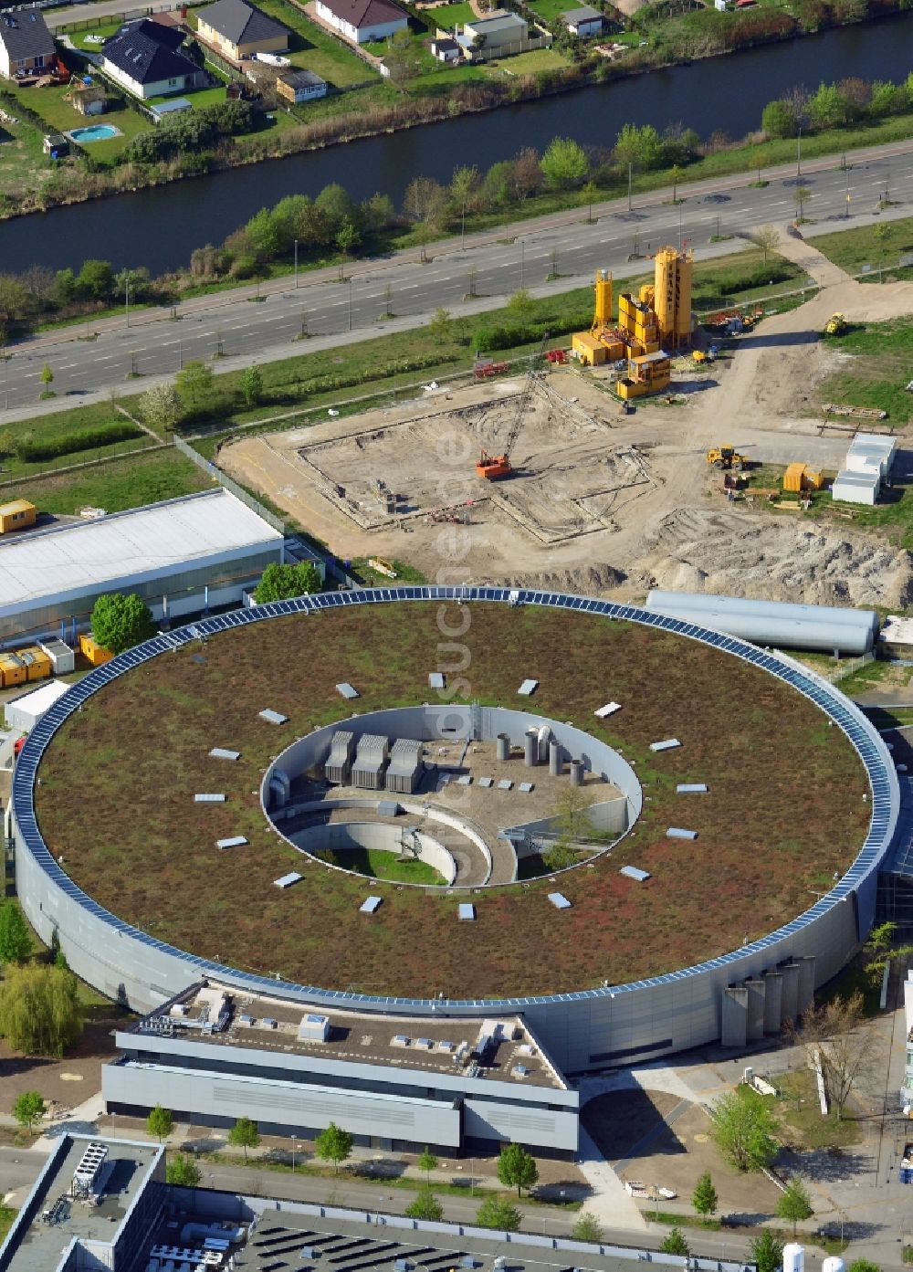 Luftaufnahme Berlin, Adlershof - Erweiterungs - Baustelle am Elektronen- Speicherring BESSY - Synchrotronstrahlungsquelle der dritten Generation in Berlin - Adlershof