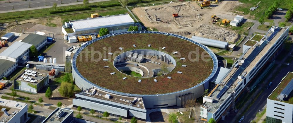 Luftbild Berlin, Adlershof - Erweiterungs - Baustelle am Elektronen- Speicherring BESSY - Synchrotronstrahlungsquelle der dritten Generation in Berlin - Adlershof