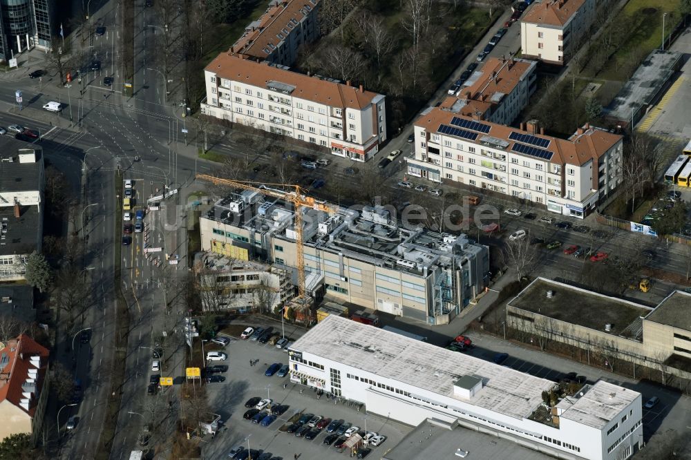 Berlin von oben - Erweiterungs- Baustelle auf dem Gelände der Berlin Chemie AG in Neukölln