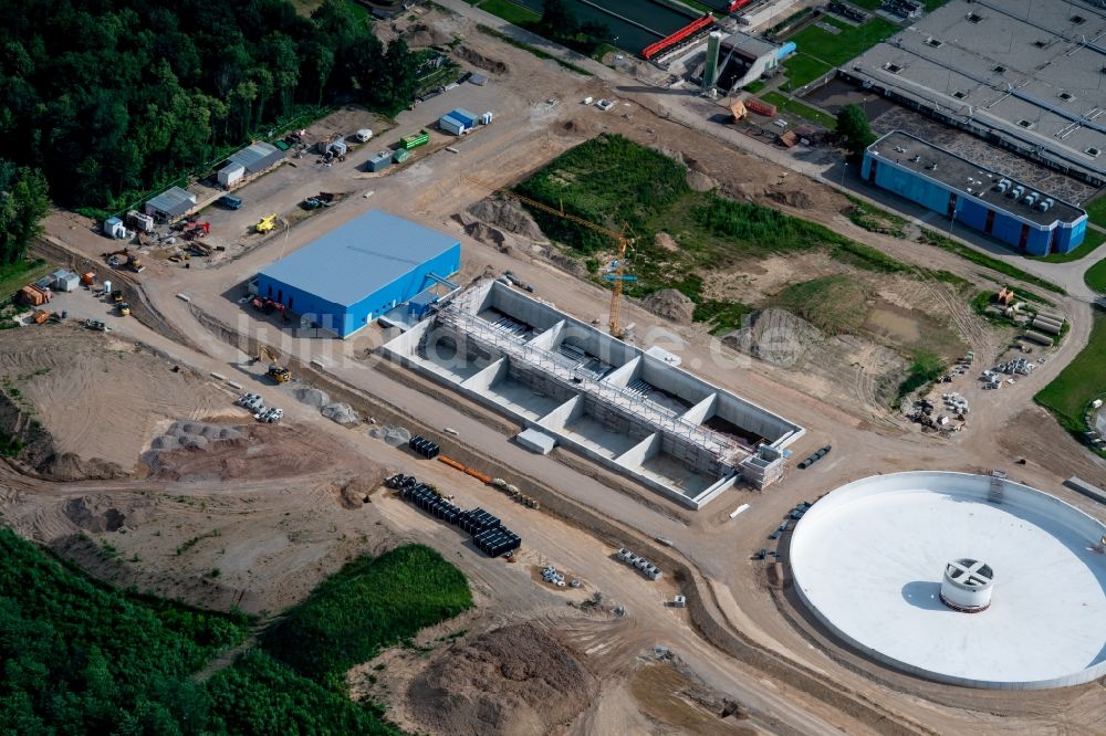 Luftaufnahme Forchheim - Erweiterungs Baustelle der Klärwerks- Becken und Reinigungsstufen Abwasserzweckverband Breisgauer Bucht in Forchheim im Bundesland Baden-Württemberg, Deutschland