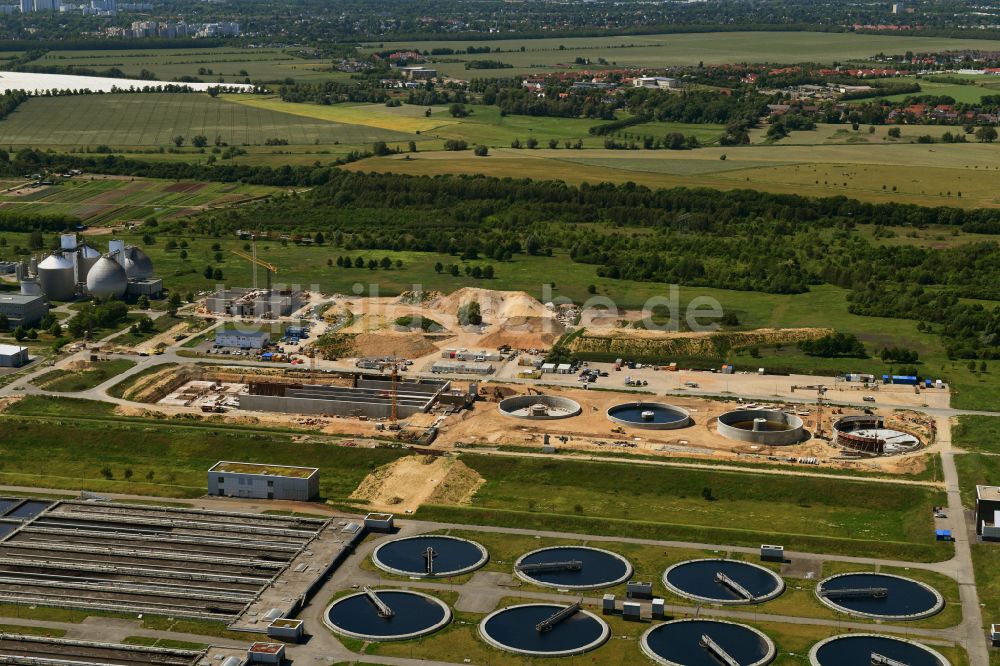 Schönefeld von oben - Erweiterungs Baustelle der Klärwerks- Becken und Reinigungsstufen Berliner Wasserbetriebe Klärwerk Waßmannsdorf in Waßmannsdorf im Bundesland Brandenburg, Deutschland