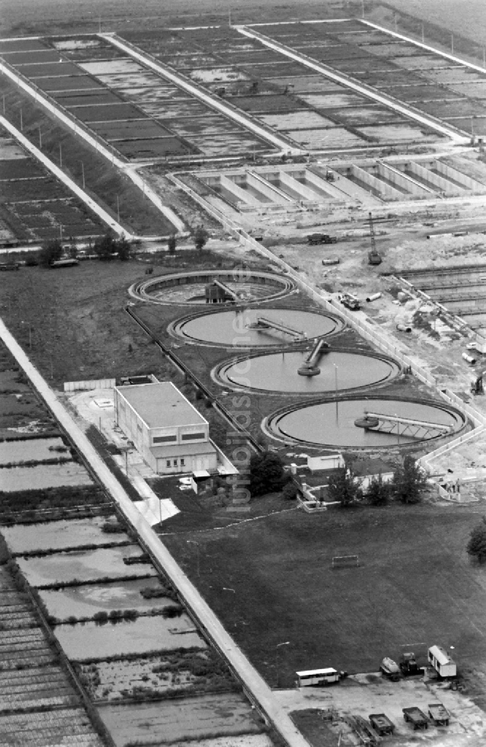 Waßmannsdorf von oben - Erweiterungs Baustelle der Klärwerks- Becken und Reinigungsstufen Berliner Wasserbetriebe Klärwerk Waßmannsdorf in Waßmannsdorf im Bundesland Brandenburg, Deutschland