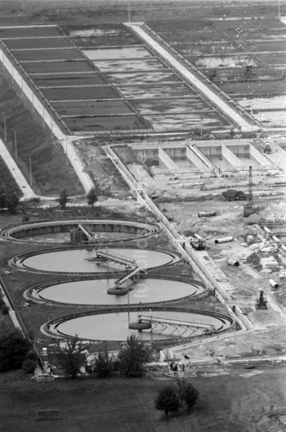 Waßmannsdorf aus der Vogelperspektive: Erweiterungs Baustelle der Klärwerks- Becken und Reinigungsstufen Berliner Wasserbetriebe Klärwerk Waßmannsdorf in Waßmannsdorf im Bundesland Brandenburg, Deutschland