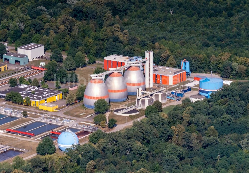 Forchheim von oben - Erweiterungs Baustelle der Klärwerks- Becken und Reinigungsstufen Breisgauer Bucht in Forchheim im Bundesland Baden-Württemberg, Deutschland