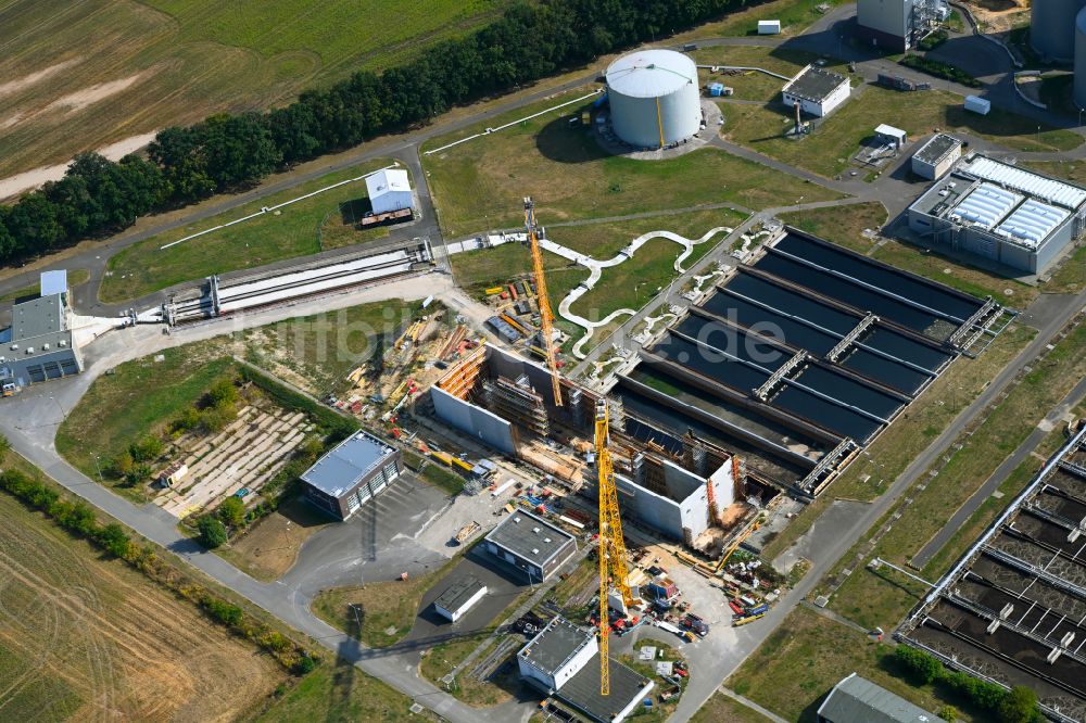 Luftbild Münchehofe - Erweiterungs Baustelle der Klärwerks- Becken und Reinigungsstufen durch den Neubau einer Flockungsfiltration in Münchehofe im Bundesland Brandenburg, Deutschland