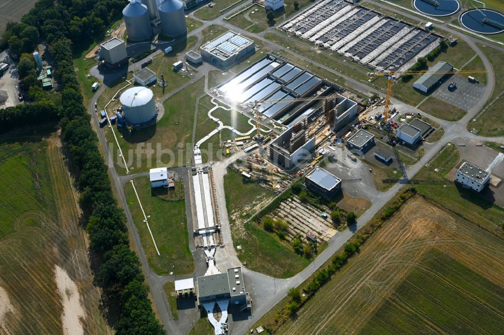 Münchehofe aus der Vogelperspektive: Erweiterungs Baustelle der Klärwerks- Becken und Reinigungsstufen durch den Neubau einer Flockungsfiltration in Münchehofe im Bundesland Brandenburg, Deutschland