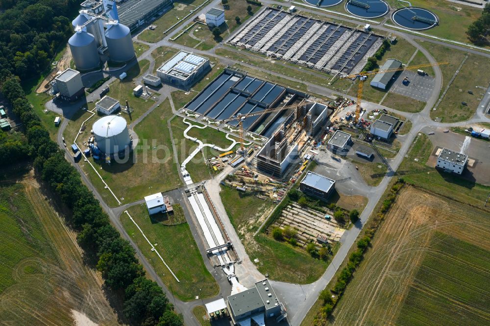 Luftbild Münchehofe - Erweiterungs Baustelle der Klärwerks- Becken und Reinigungsstufen durch den Neubau einer Flockungsfiltration in Münchehofe im Bundesland Brandenburg, Deutschland