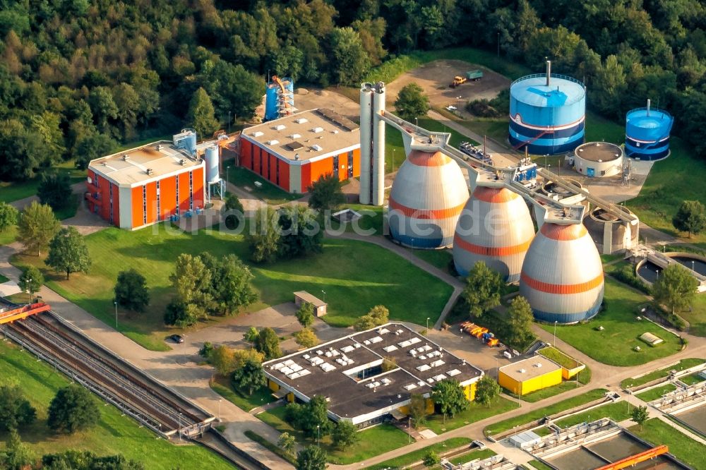 Forchheim aus der Vogelperspektive: Erweiterungs Baustelle der Klärwerks- Becken und Reinigungsstufen in Forchheim im Bundesland Baden-Württemberg, Deutschland