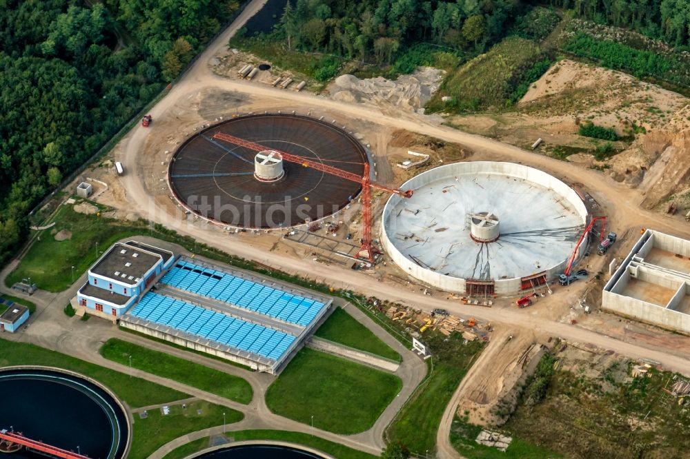 Luftaufnahme Forchheim - Erweiterungs Baustelle der Klärwerks- Becken und Reinigungsstufen in Forchheim im Bundesland Baden-Württemberg, Deutschland