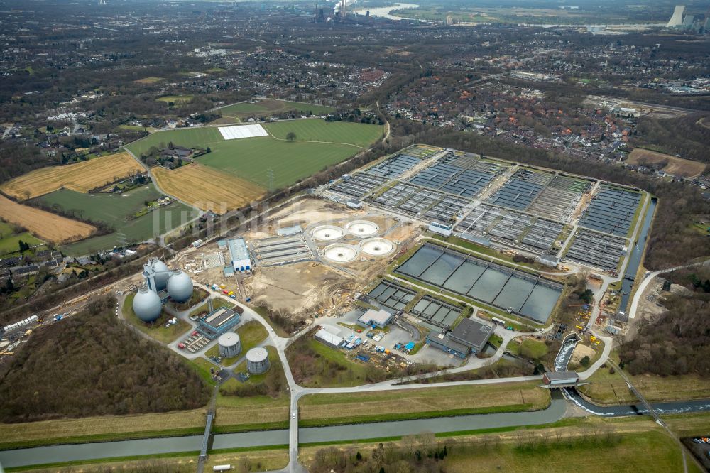 Luftaufnahme Walsum - Erweiterungs Baustelle der Klärwerks- Becken und Reinigungsstufen Kläranlage Emschermündung in Walsum im Bundesland Nordrhein-Westfalen, Deutschland