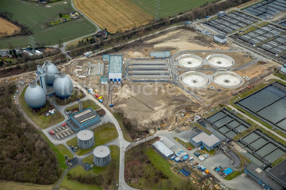 Walsum von oben - Erweiterungs Baustelle der Klärwerks- Becken und Reinigungsstufen Kläranlage Emschermündung in Walsum im Bundesland Nordrhein-Westfalen, Deutschland