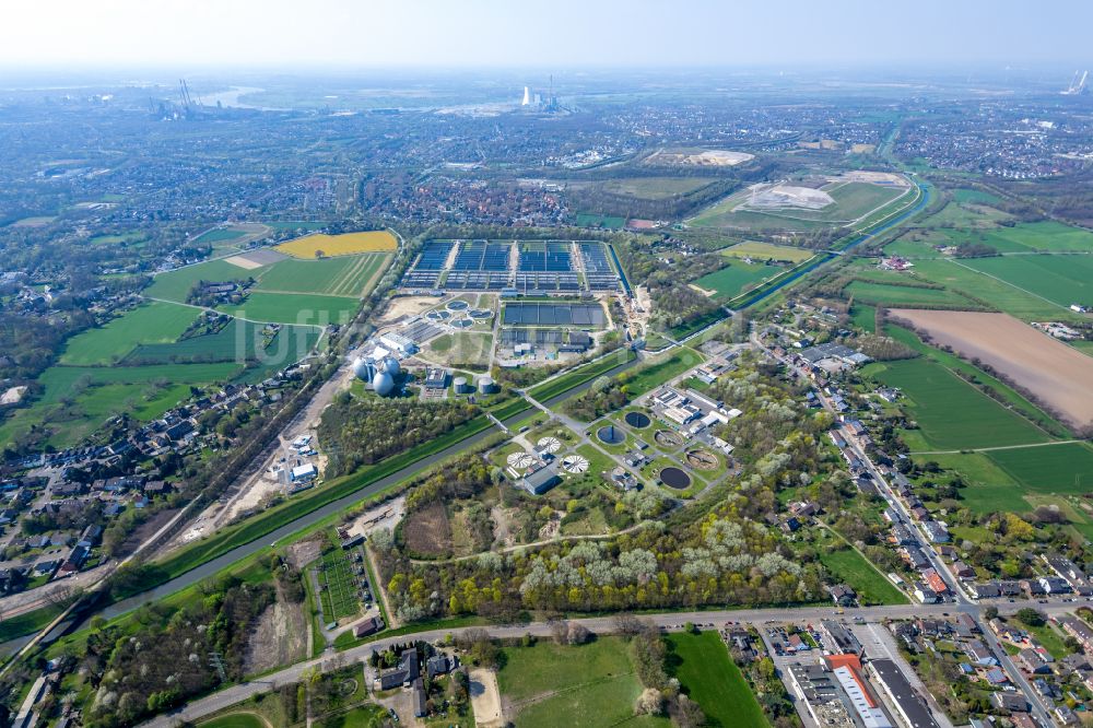 Walsum von oben - Erweiterungs Baustelle der Klärwerks- Becken und Reinigungsstufen Kläranlage Emschermündung in Walsum im Bundesland Nordrhein-Westfalen, Deutschland