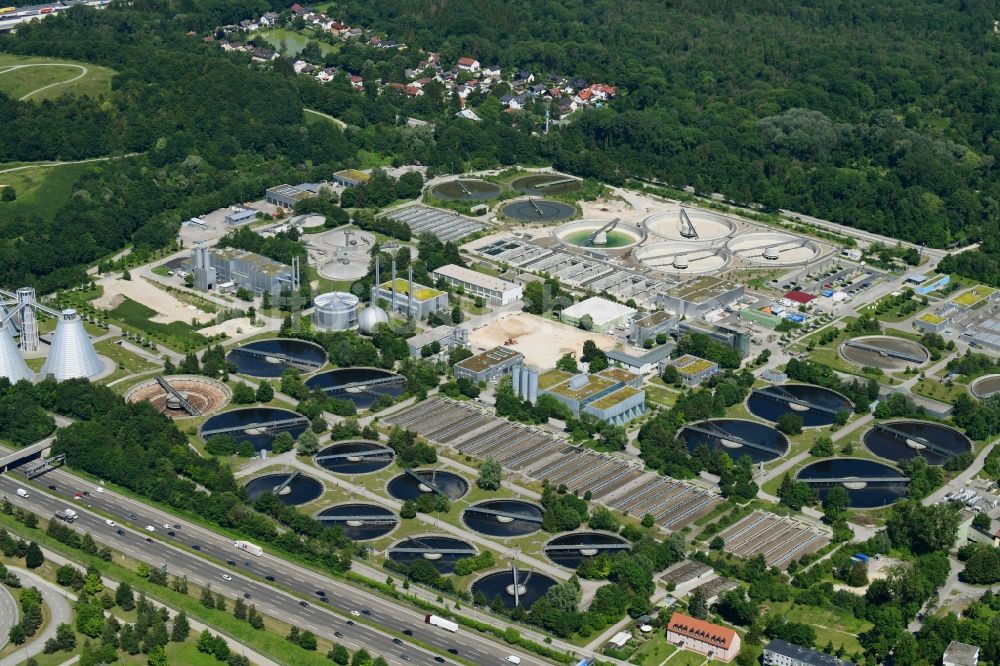 München aus der Vogelperspektive: Erweiterungs Baustelle der Klärwerks- Becken und Reinigungsstufen der Kläranlage München Gut Grosslappen in München im Bundesland Bayern, Deutschland