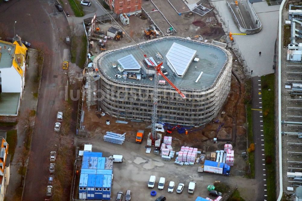 Dessau von oben - Erweiterungs- Baustelle am Verwaltungsgebäude der staatlichen Behörde UBA Umweltbundesamt in Dessau im Bundesland Sachsen-Anhalt, Deutschland