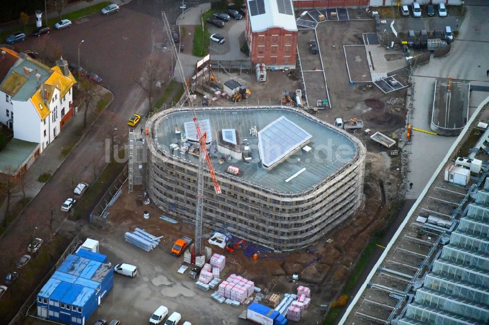 Dessau aus der Vogelperspektive: Erweiterungs- Baustelle am Verwaltungsgebäude der staatlichen Behörde UBA Umweltbundesamt in Dessau im Bundesland Sachsen-Anhalt, Deutschland