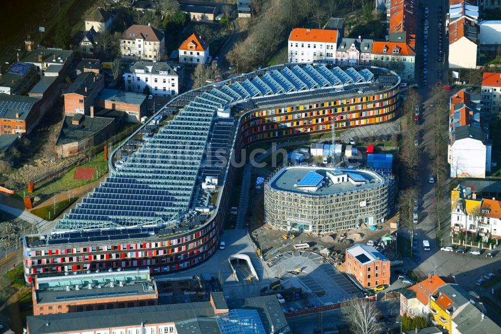 Dessau aus der Vogelperspektive: Erweiterungs- Baustelle am Verwaltungsgebäude der staatlichen Behörde UBA Umweltbundesamt in Dessau im Bundesland Sachsen-Anhalt, Deutschland