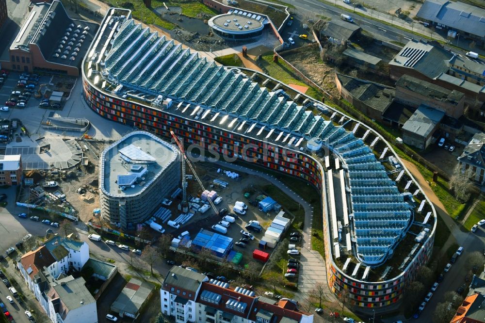 Dessau von oben - Erweiterungs- Baustelle am Verwaltungsgebäude der staatlichen Behörde UBA Umweltbundesamt in Dessau im Bundesland Sachsen-Anhalt, Deutschland