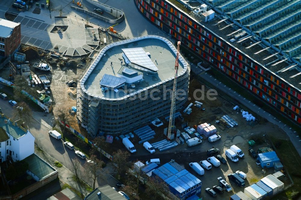 Dessau aus der Vogelperspektive: Erweiterungs- Baustelle am Verwaltungsgebäude der staatlichen Behörde UBA Umweltbundesamt in Dessau im Bundesland Sachsen-Anhalt, Deutschland