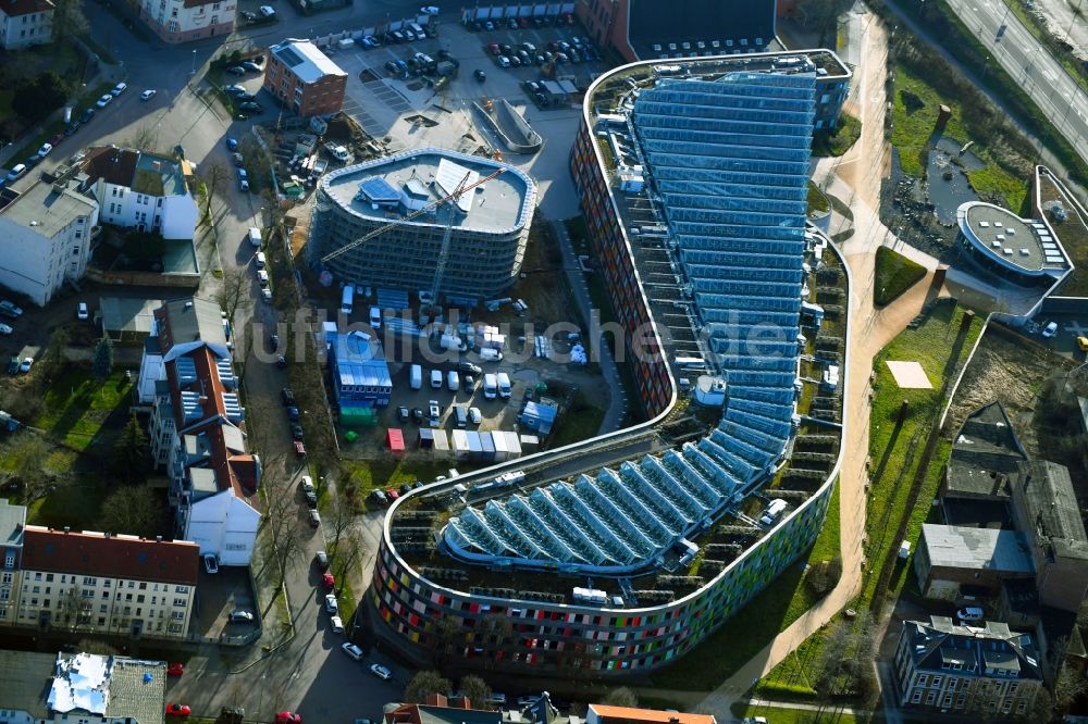 Dessau von oben - Erweiterungs- Baustelle am Verwaltungsgebäude der staatlichen Behörde UBA Umweltbundesamt in Dessau im Bundesland Sachsen-Anhalt, Deutschland