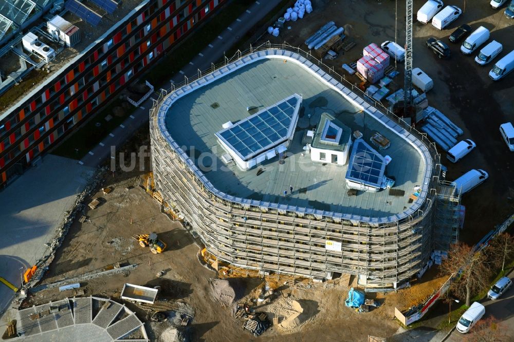 Dessau von oben - Erweiterungs- Baustelle am Verwaltungsgebäude der staatlichen Behörde UBA Umweltbundesamt in Dessau im Bundesland Sachsen-Anhalt, Deutschland