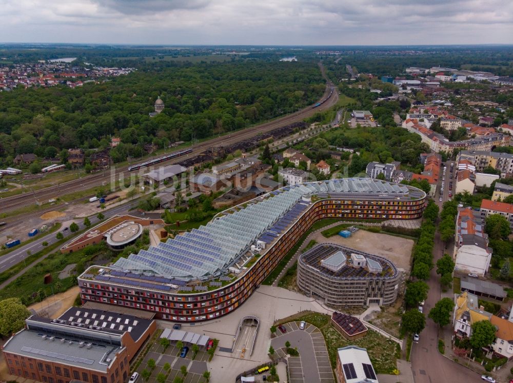 Dessau aus der Vogelperspektive: Erweiterungs- Baustelle am Verwaltungsgebäude der staatlichen Behörde UBA Umweltbundesamt in Dessau im Bundesland Sachsen-Anhalt, Deutschland