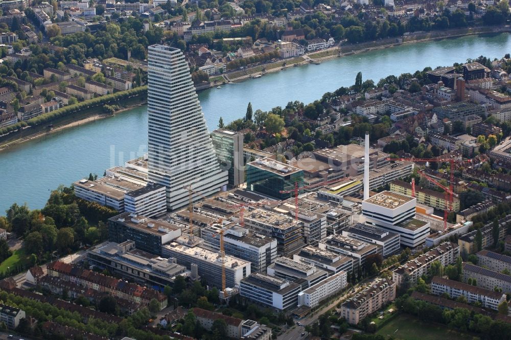 Luftbild Basel - Erweiterungs- Baustellen am Areal und Betriebsgelände der Pharmafirma Roche mit dem Roche- Turm - Hochhaus in Basel in der Schweiz