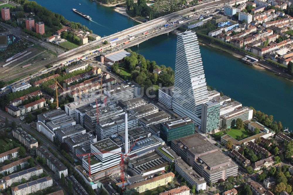 Basel von oben - Erweiterungs- Baustellen am Areal und Betriebsgelände der Pharmafirma Roche mit dem Roche- Turm - Hochhaus in Basel in der Schweiz