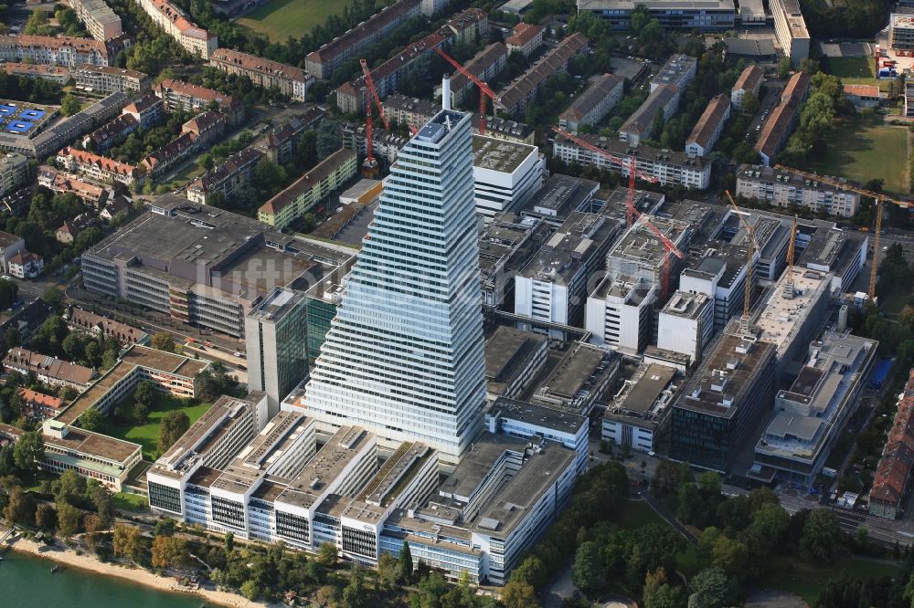 Basel aus der Vogelperspektive: Erweiterungs- Baustellen am Areal und Betriebsgelände der Pharmafirma Roche mit dem Roche- Turm - Hochhaus in Basel in der Schweiz