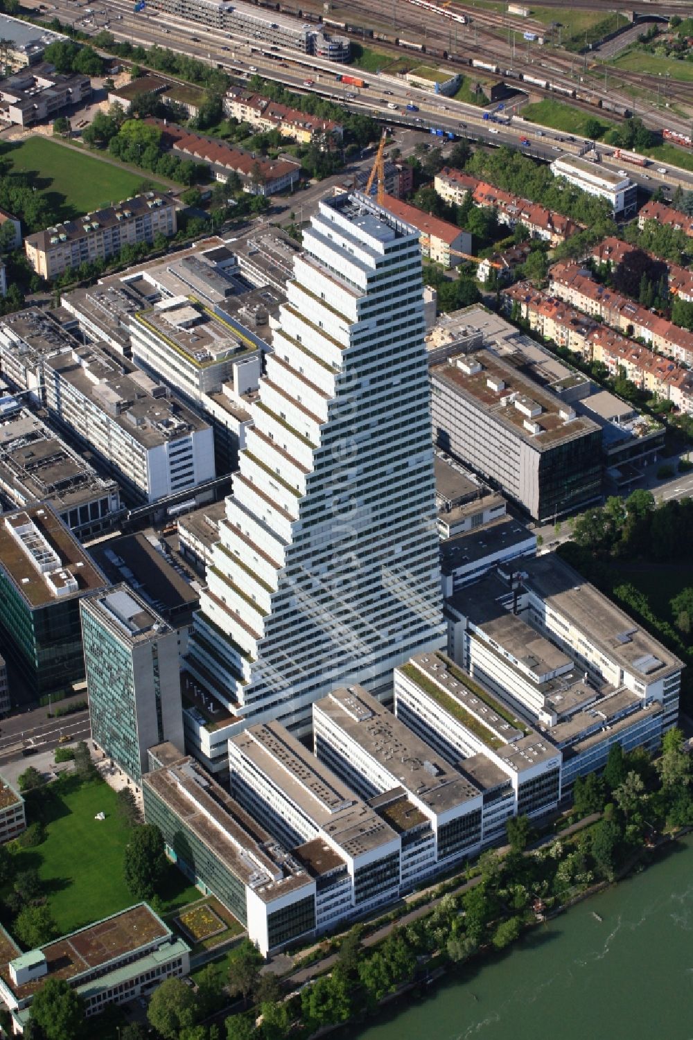 Basel aus der Vogelperspektive: Erweiterungs- Baustellen am Areal und Betriebsgelände der Pharmafirma Roche mit dem Roche- Turm - Hochhaus in Basel in der Schweiz