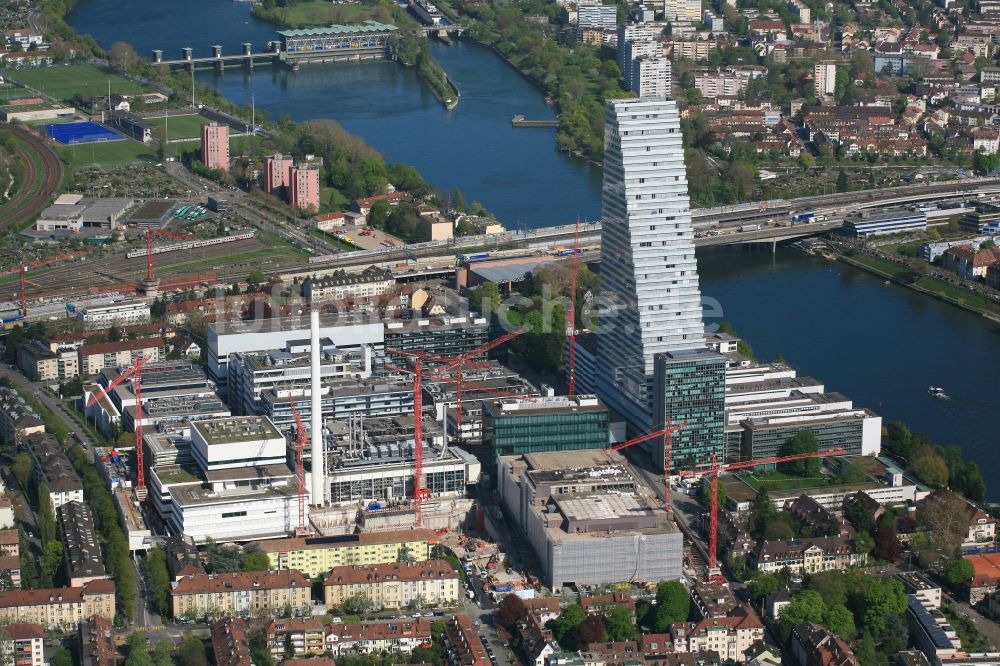 Luftbild Basel - Erweiterungs- Baustellen am Areal und Betriebsgelände der Pharmafirma Roche mit dem Roche- Turm - Hochhaus in Basel in der Schweiz