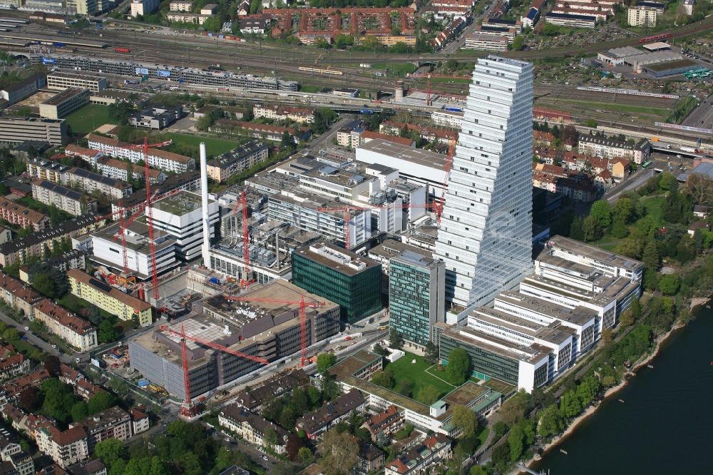 Luftaufnahme Basel - Erweiterungs- Baustellen am Areal und Betriebsgelände der Pharmafirma Roche mit dem Roche- Turm - Hochhaus in Basel in der Schweiz