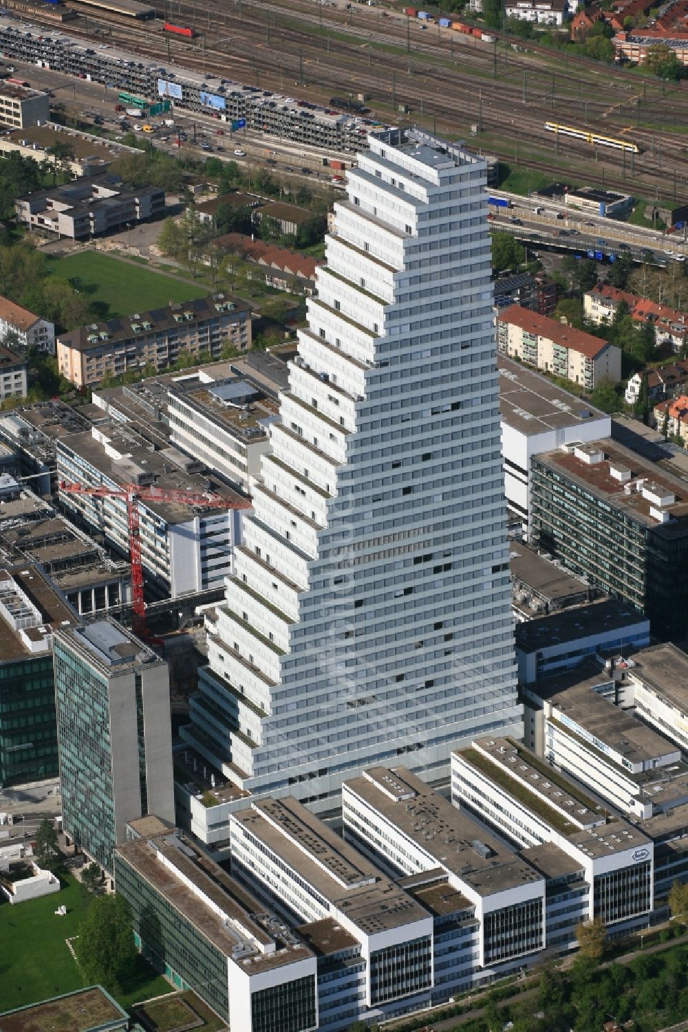 Basel von oben - Erweiterungs- Baustellen am Areal und Betriebsgelände der Pharmafirma Roche mit dem Roche- Turm - Hochhaus in Basel in der Schweiz