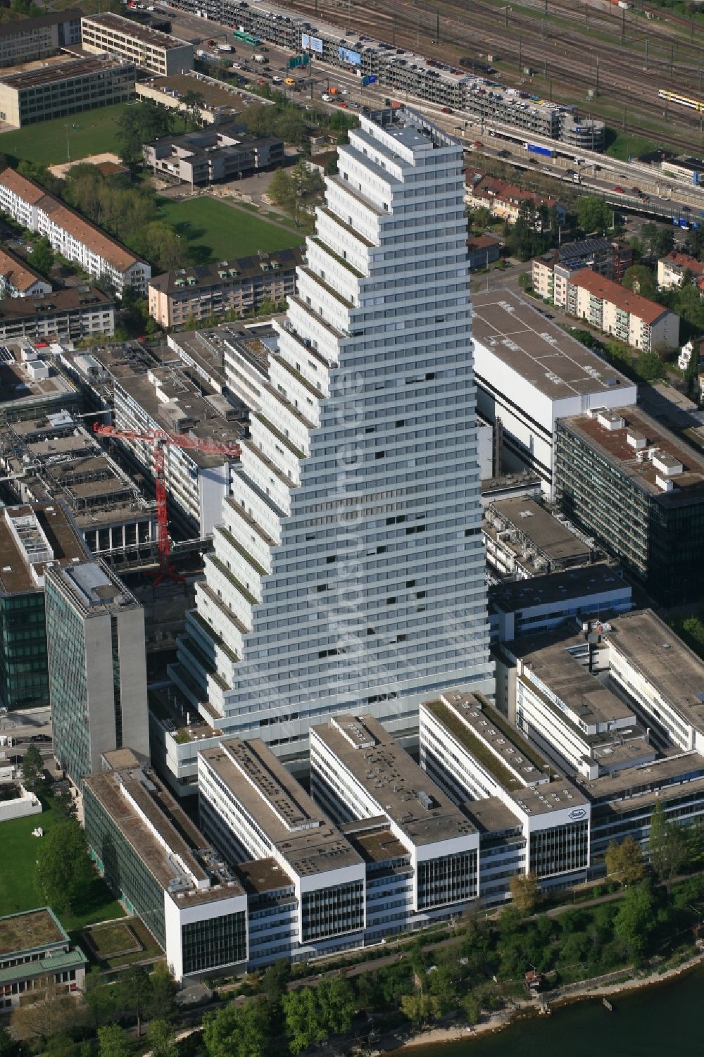 Basel aus der Vogelperspektive: Erweiterungs- Baustellen am Areal und Betriebsgelände der Pharmafirma Roche mit dem Roche- Turm - Hochhaus in Basel in der Schweiz