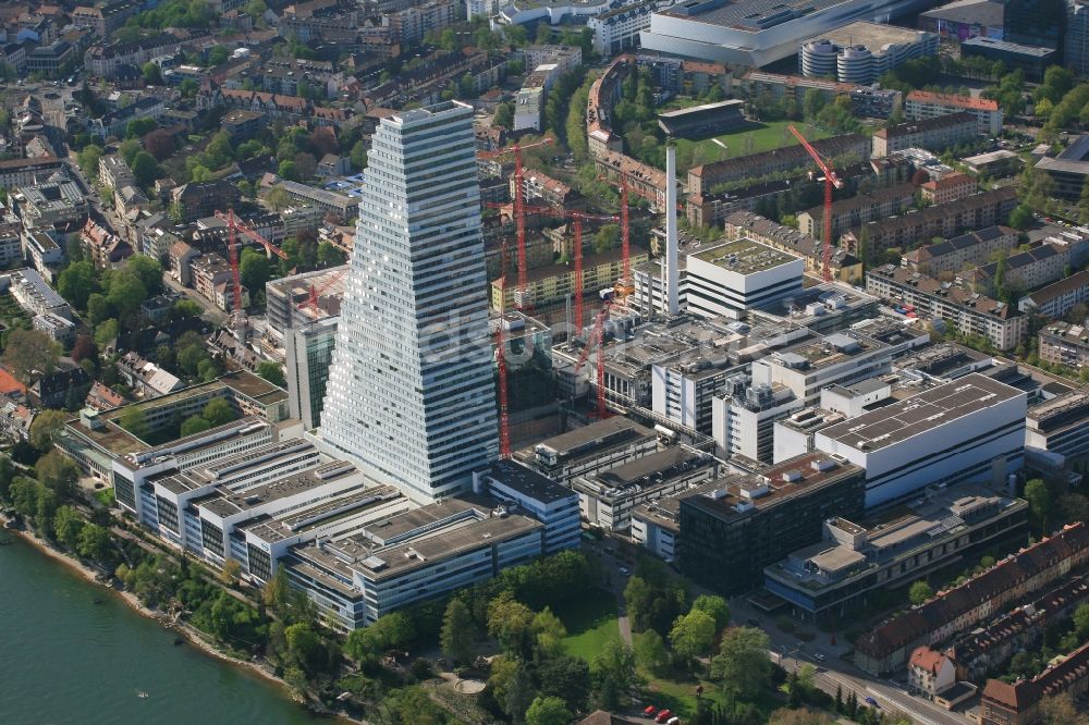 Luftbild Basel - Erweiterungs- Baustellen am Areal und Betriebsgelände der Pharmafirma Roche mit dem Roche- Turm - Hochhaus in Basel in der Schweiz