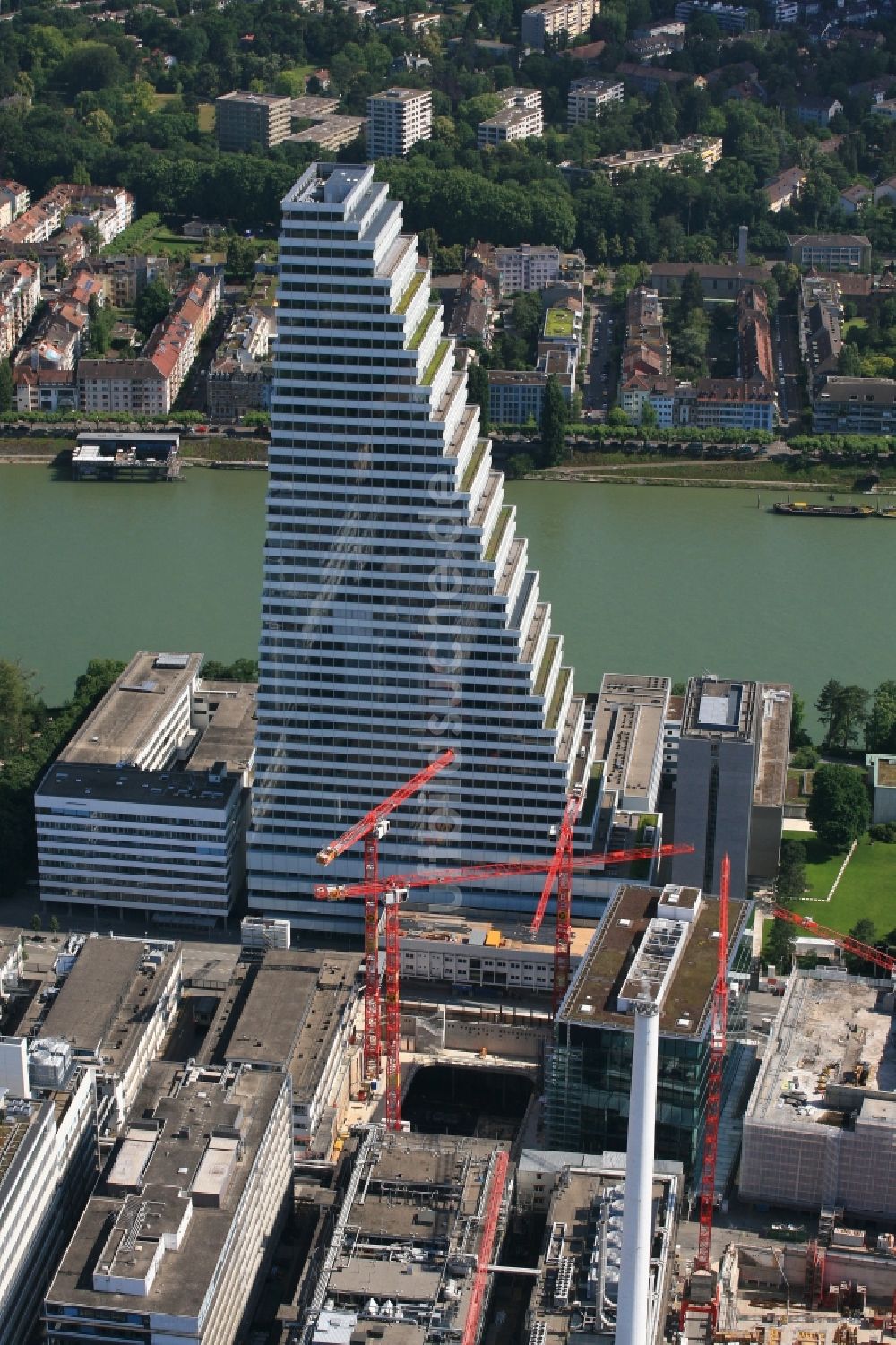 Basel von oben - Erweiterungs- Baustellen am Areal und Betriebsgelände der Pharmafirma Roche mit dem Roche- Turm - Hochhaus in Basel in der Schweiz